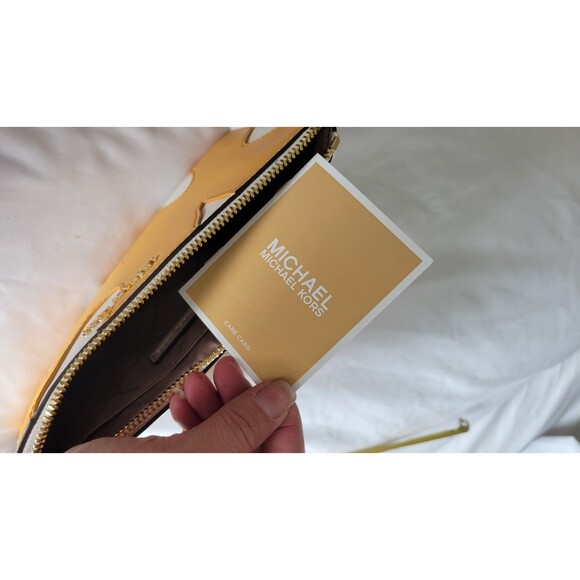 NWOT MICHAEL KORS JET SET TRAVEL LARGE CLUTCH TOP ZIP WRISTLET YELLOW  BIN 2 - Picture 3 of 7